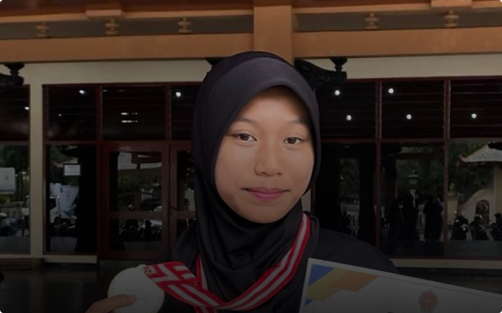 Jeni Jenaka meraih penghargaan Marathon