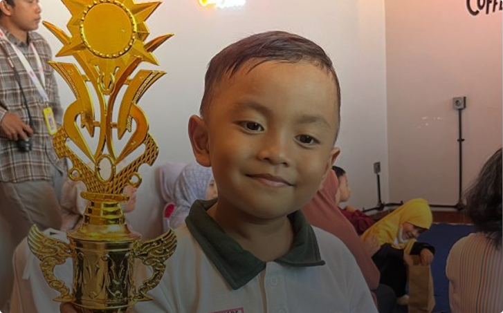 Nadhil Nurani meraih Lomba Dakwah Cilik Nasional