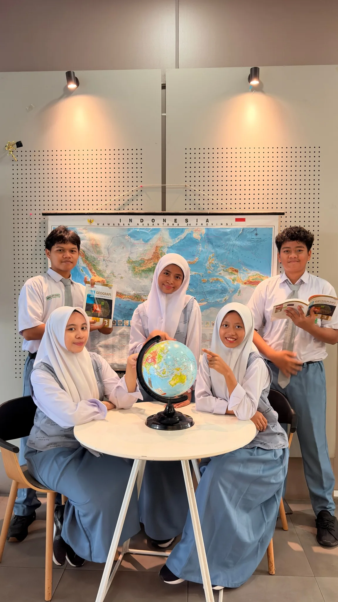 Siswa belajar bilingual dengan globe
