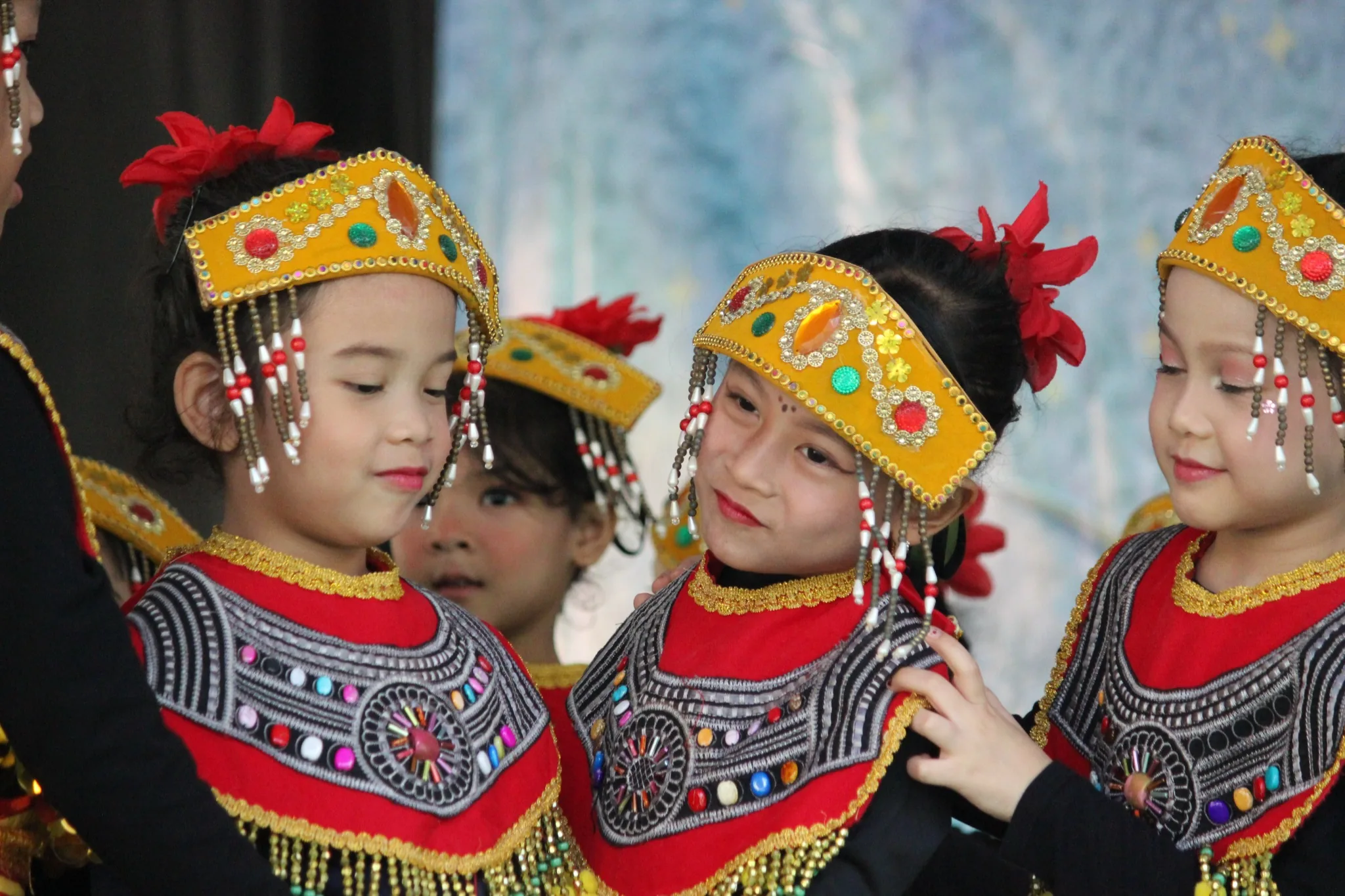 Anak-anak tampil dalam kegiatan budaya