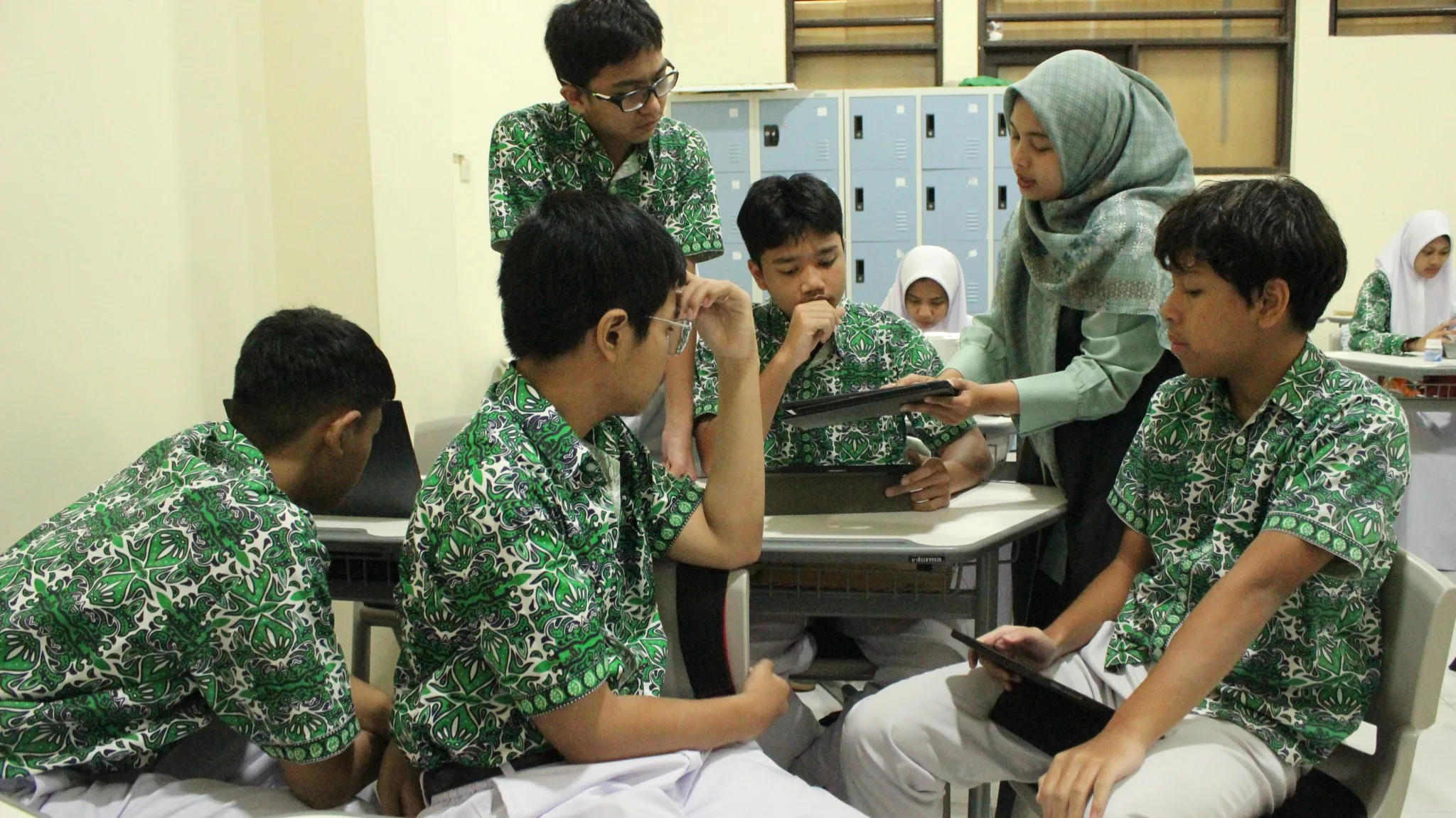 Siswa berdiskusi bersama guru dan teman