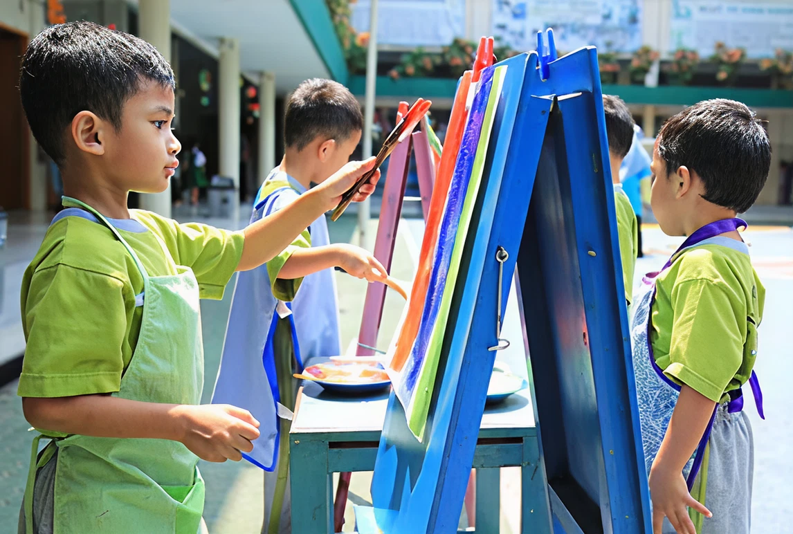 Anak-anak taman kanak-kanak melukis di sekolah