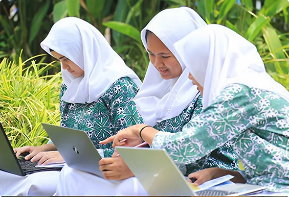 Siswa sekolah menengah atas mengikuti proses pembelajaran