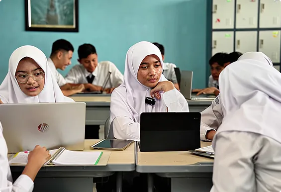 Siswa sekolah menengah pertama belajar bersama di kelas