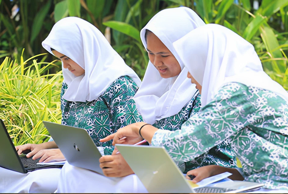 Siswa Al-Azhar menggunakan laptop untuk belajar