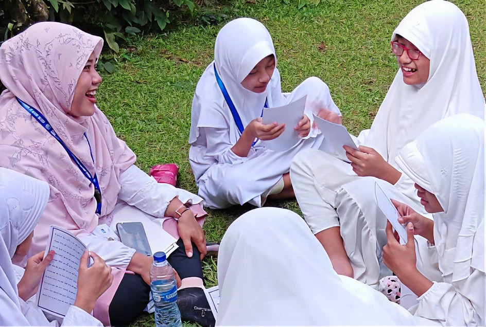 Guru mendampingi siswa dalam kegiatan luar ruang