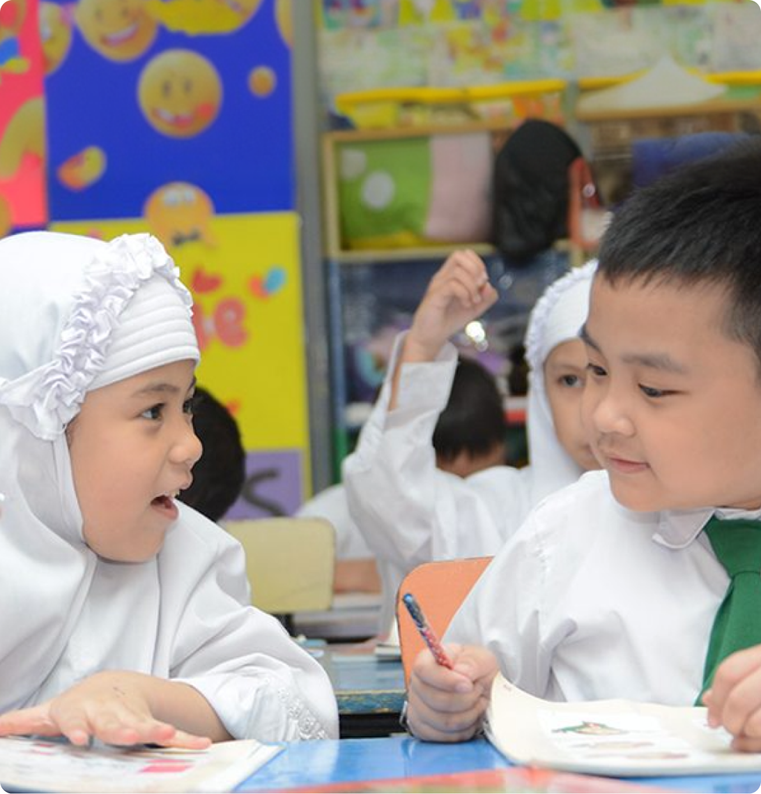 Siswa taman kanak-kanak belajar bersama di kelas